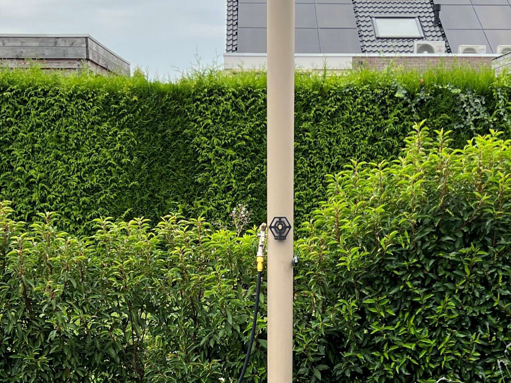 The Wellness Gardens buitendouche met zwarte finish en tropische vibe