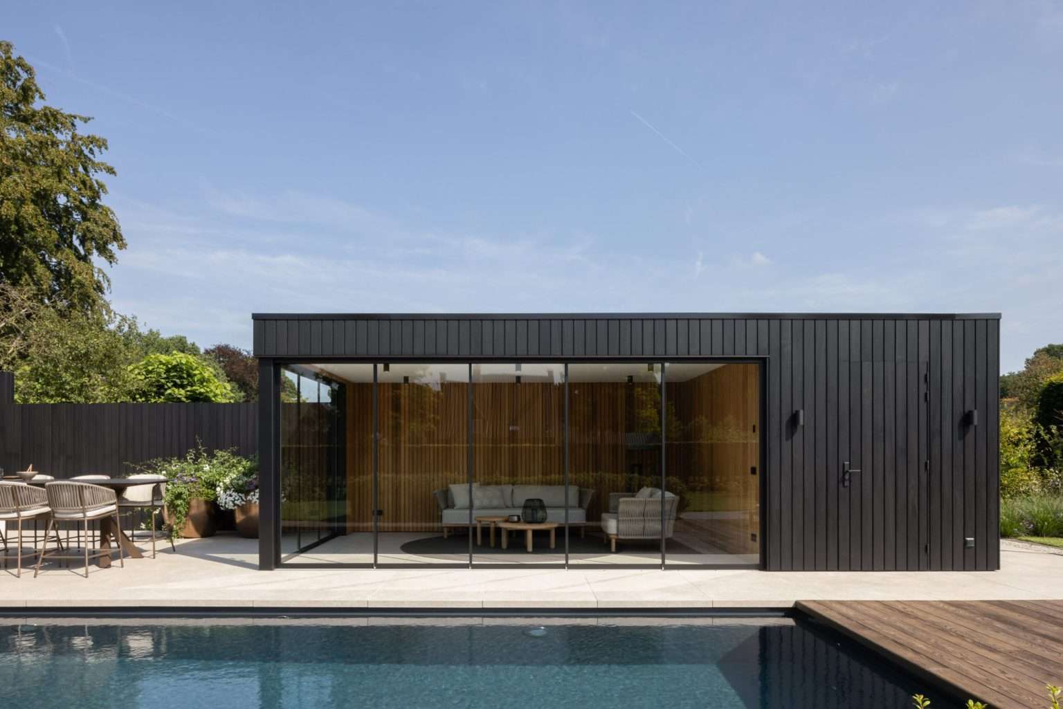 The Wellness Gardens modern poolhouse met zwembad (1)