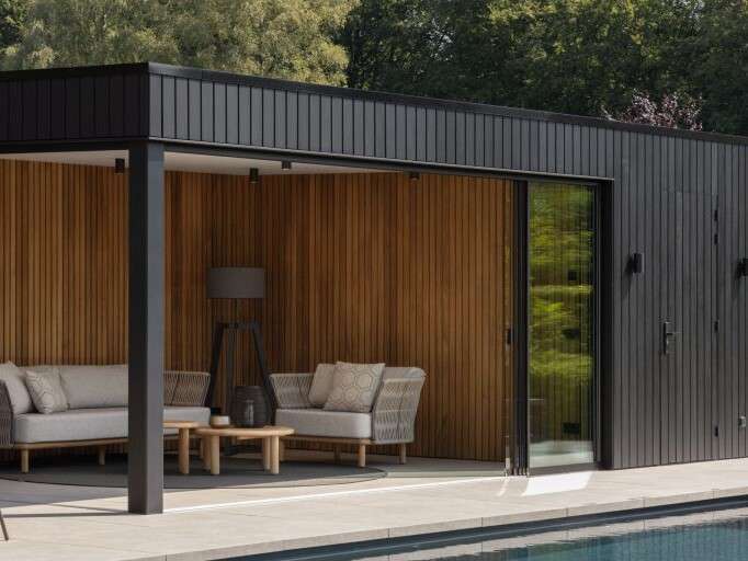 The Wellness Gardens modern poolhouse met zwembad (3)