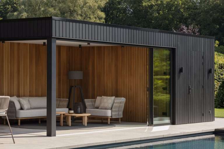 The Wellness Gardens modern poolhouse met zwembad (3)