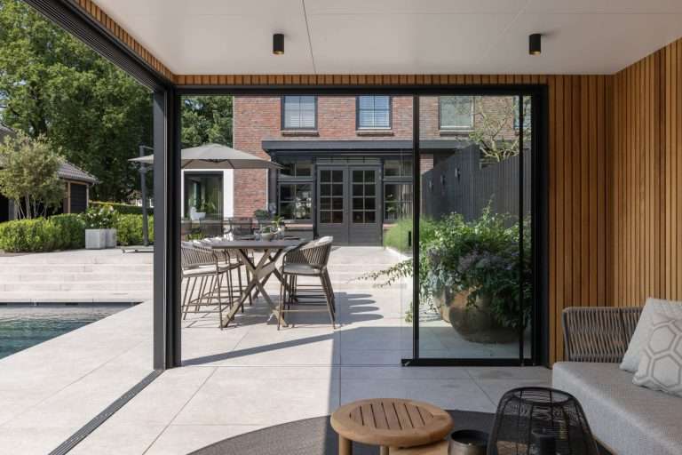 The Wellness Gardens modern poolhouse met zwembad (7)