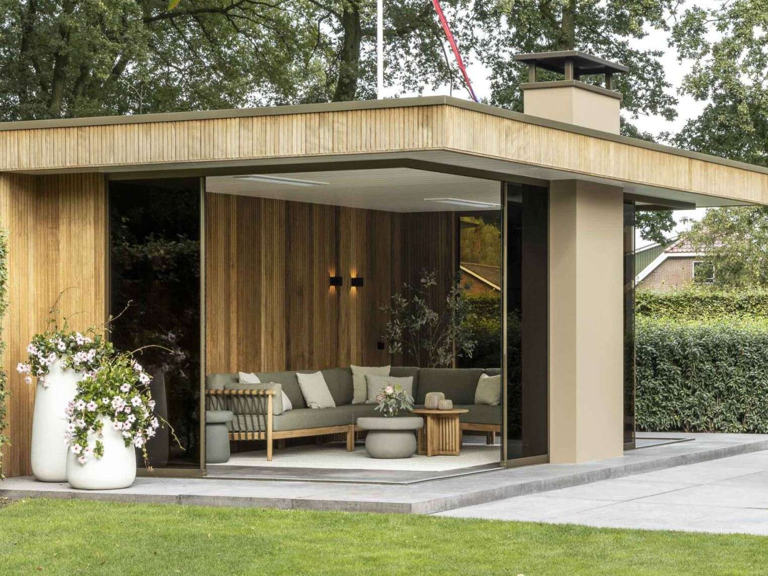 The Wellness Gardens moderne tuinkamer met haard (1)