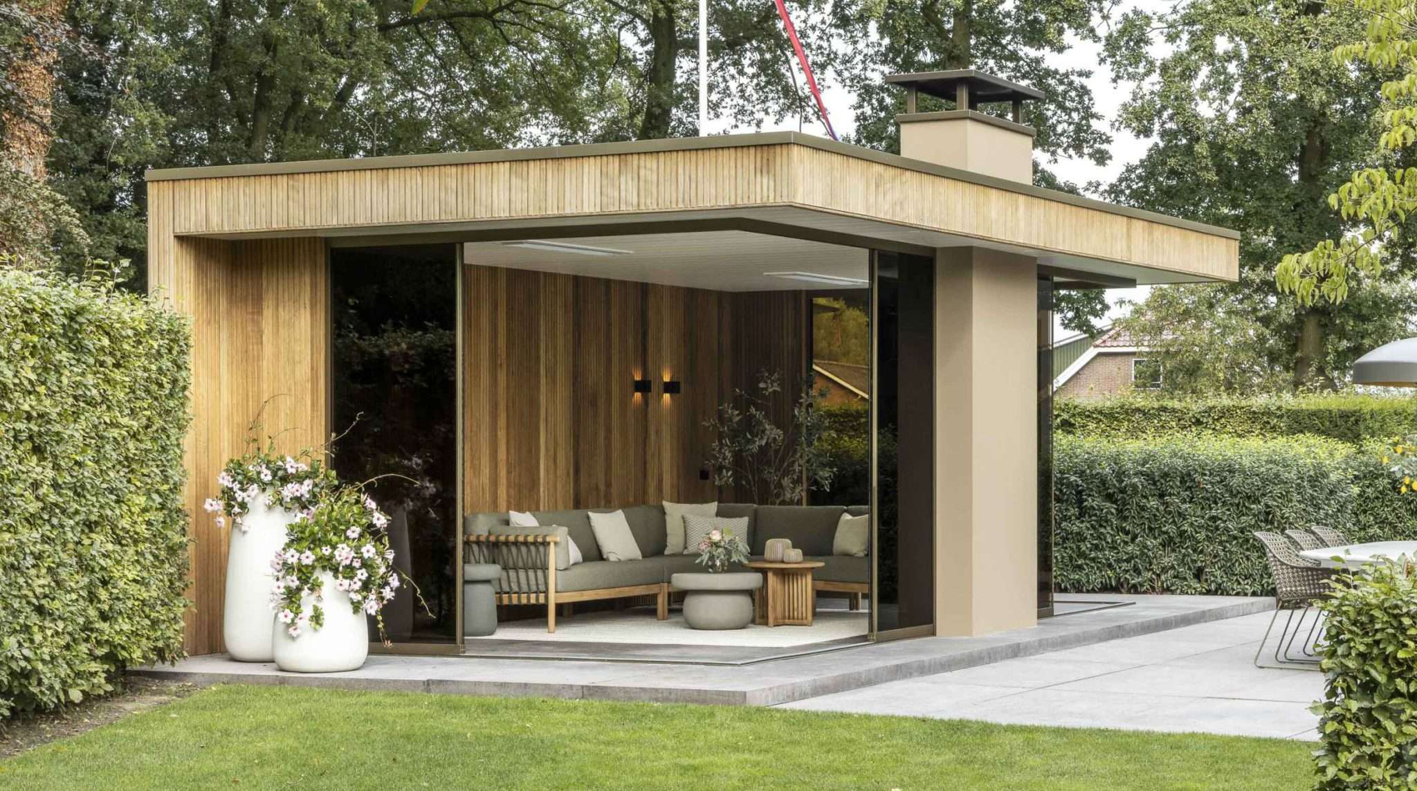The Wellness Gardens moderne tuinkamer met haard (1)
