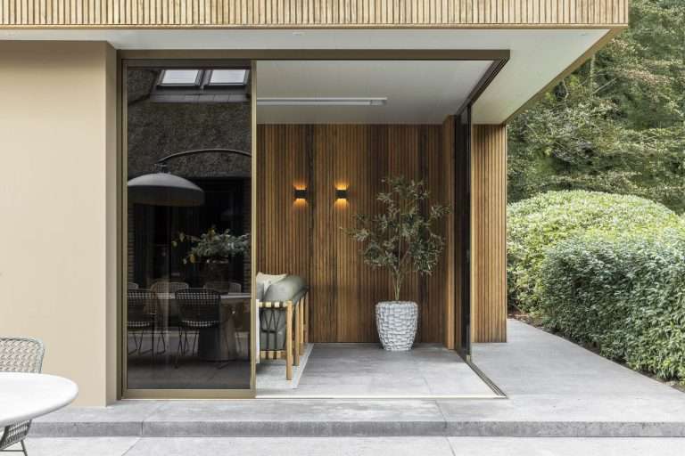 The Wellness Gardens moderne tuinkamer met haard (2)