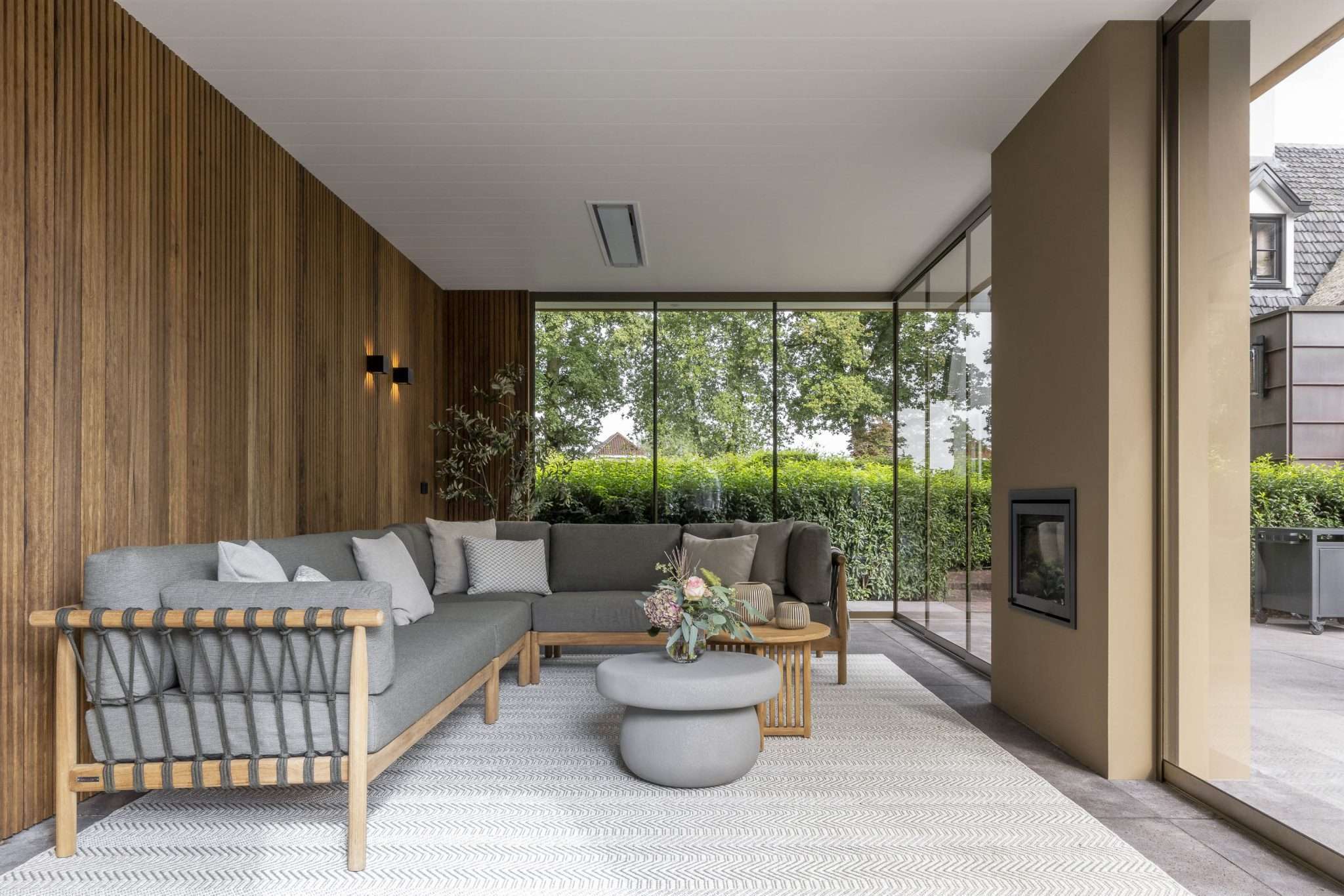 The Wellness Gardens moderne tuinkamer met haard (3)