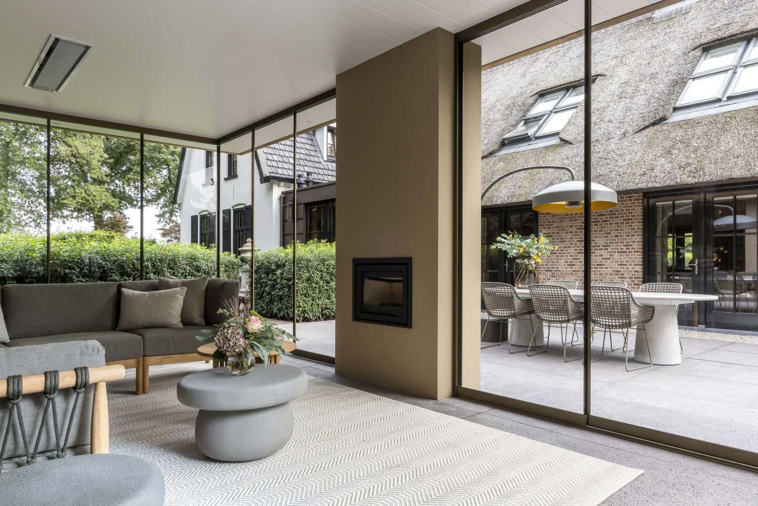 The Wellness Gardens moderne tuinkamer met haard (4)