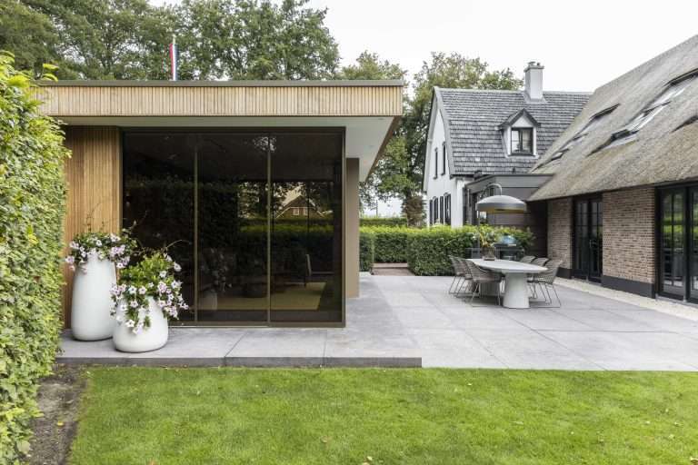 The Wellness Gardens moderne tuinkamer met haard (5)