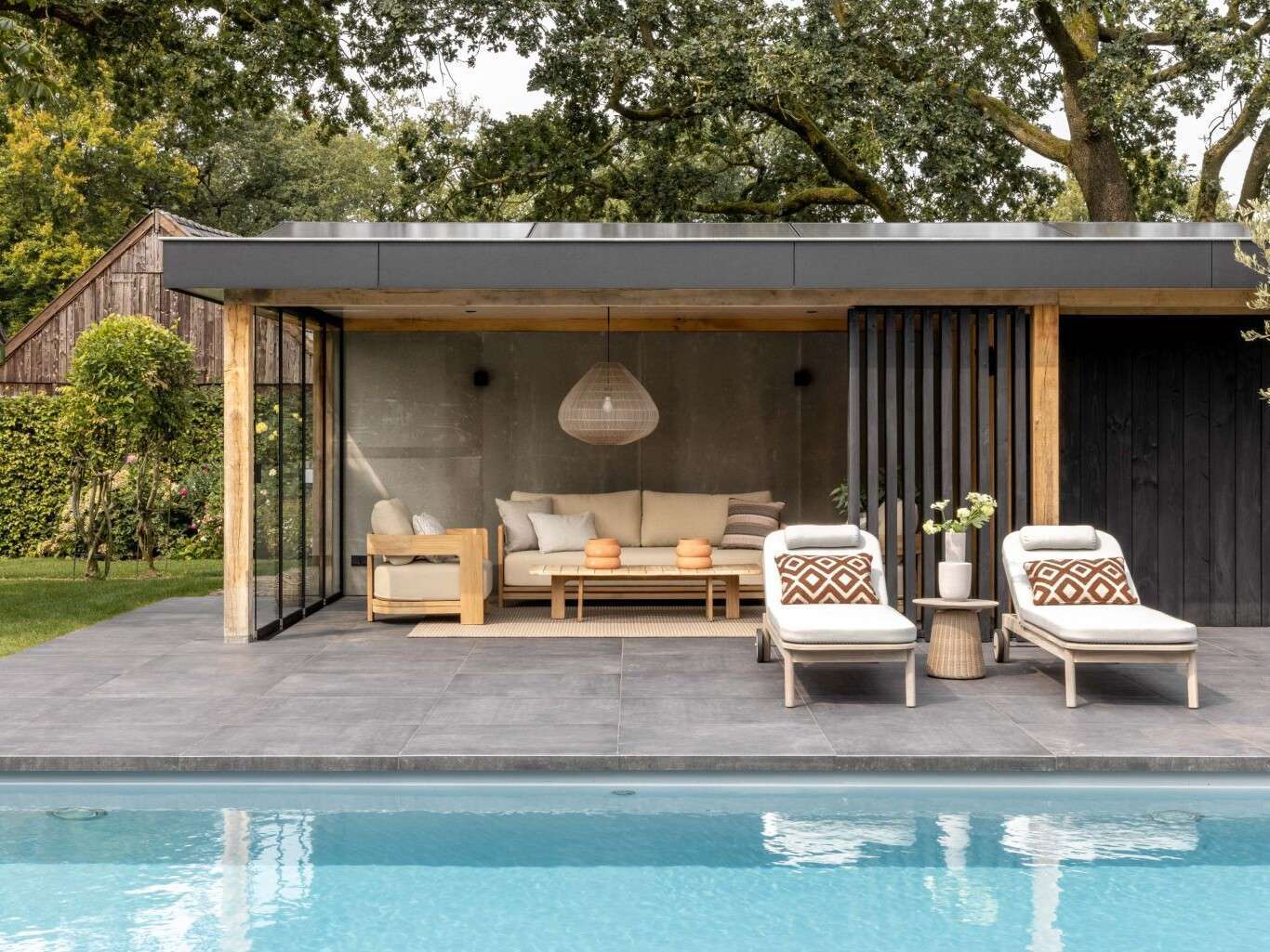The Wellness Gardens serene tuin met zwembad en poolhouse (1)