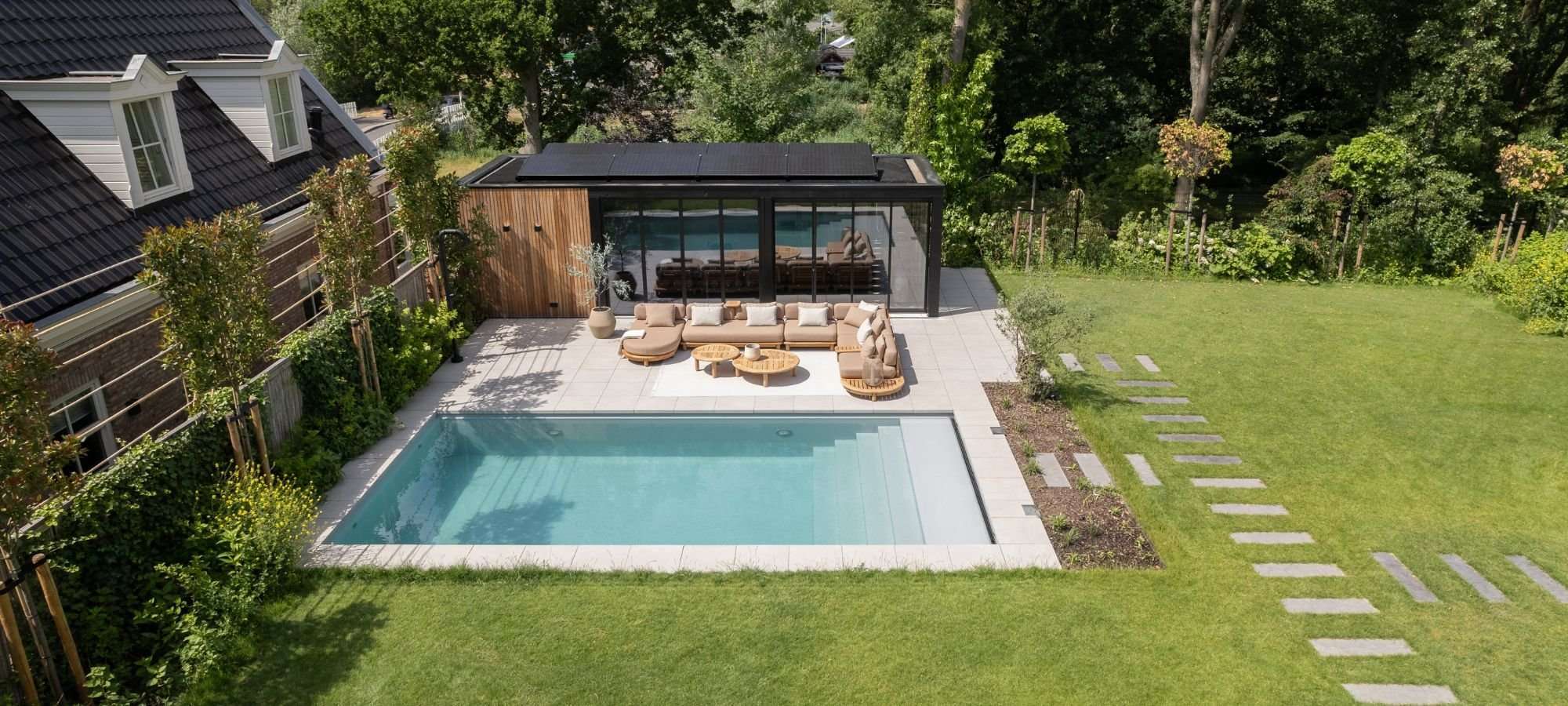 The Wellness Gardens villatuin met Starline zwembad en buitendouche (1)