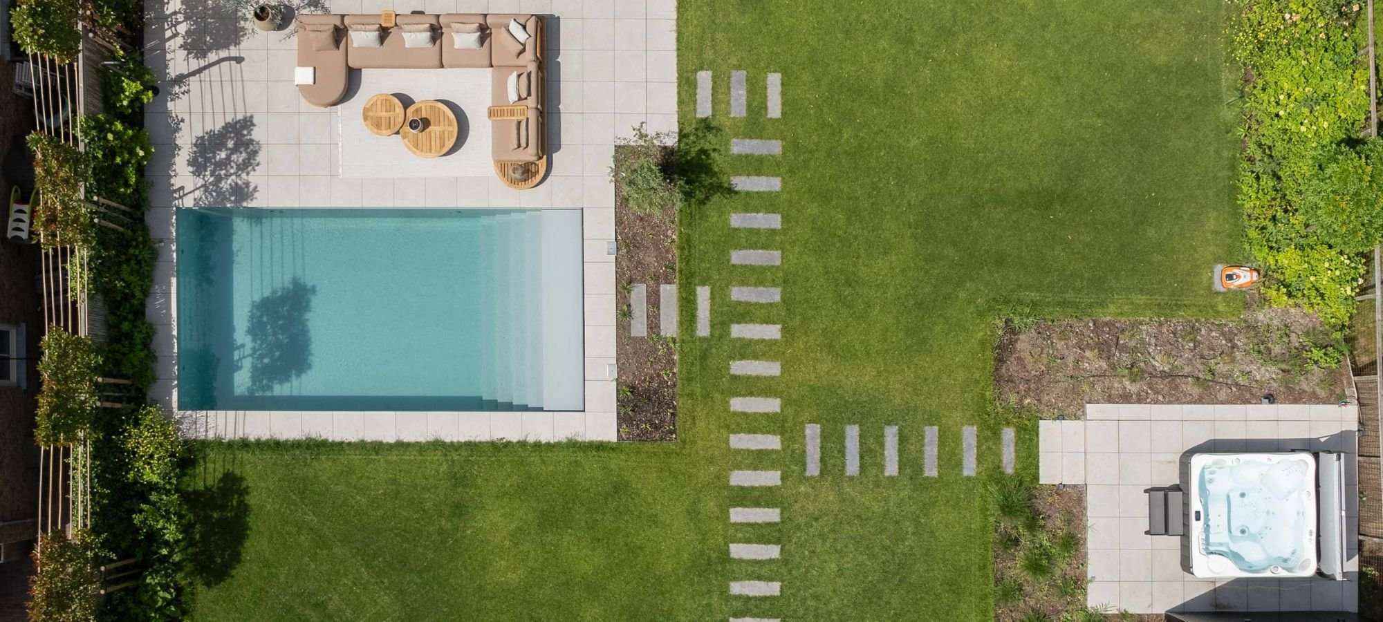 The Wellness Gardens villatuin met Starline zwembad en buitendouche (2)