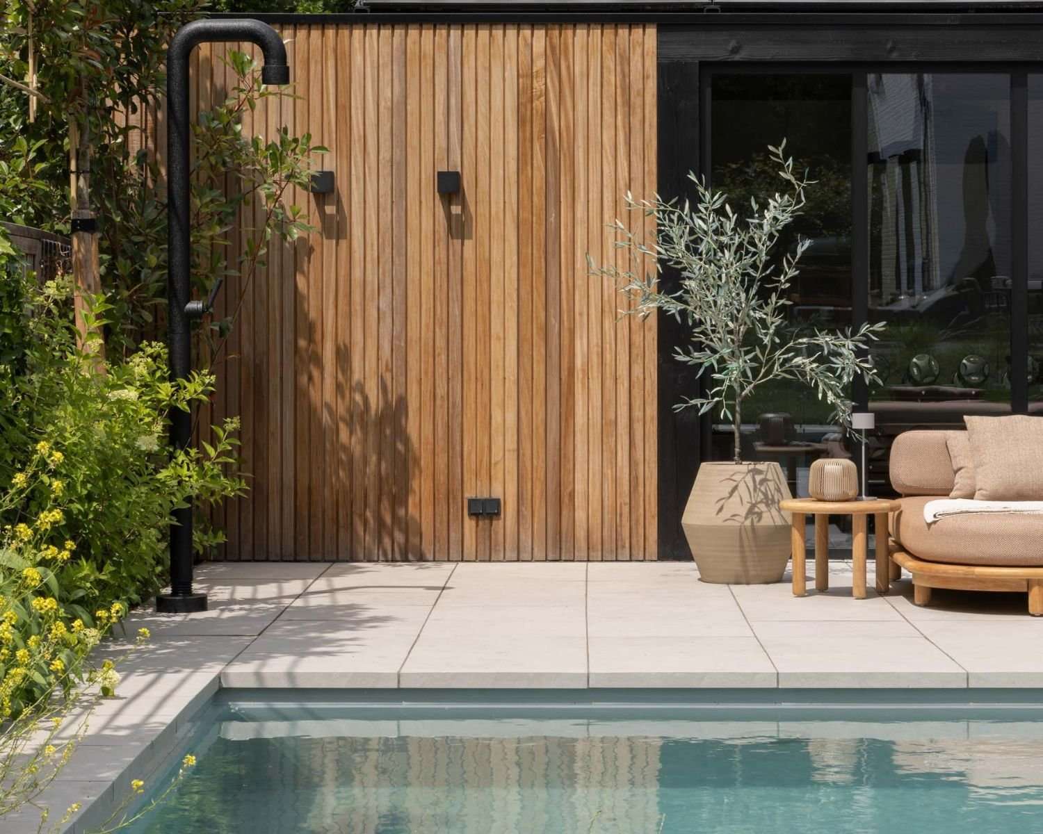 The Wellness Gardens villatuin met Starline zwembad en buitendouche (4)